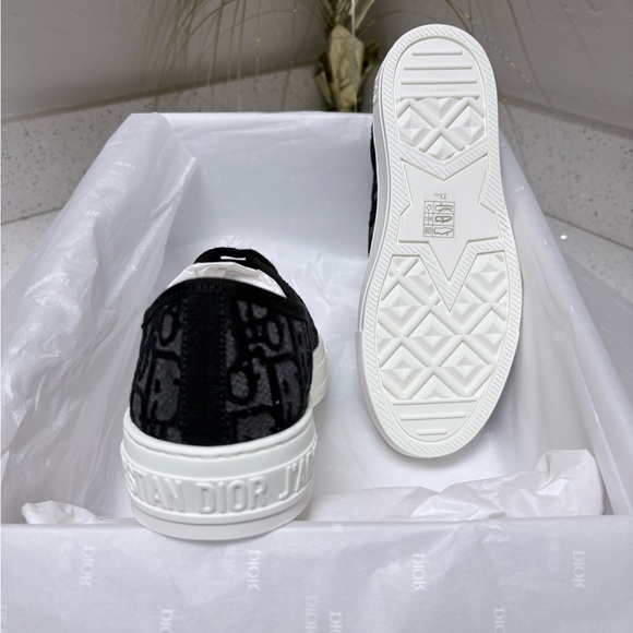 Walk'n'Dior Sneaker
Black Dior Oblique Embroidered Mesh - Picture 5 of 9